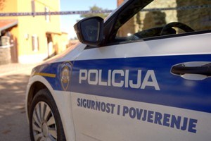 Slika PU_I/vijesti/2016/policija, natpis na autu.JPG